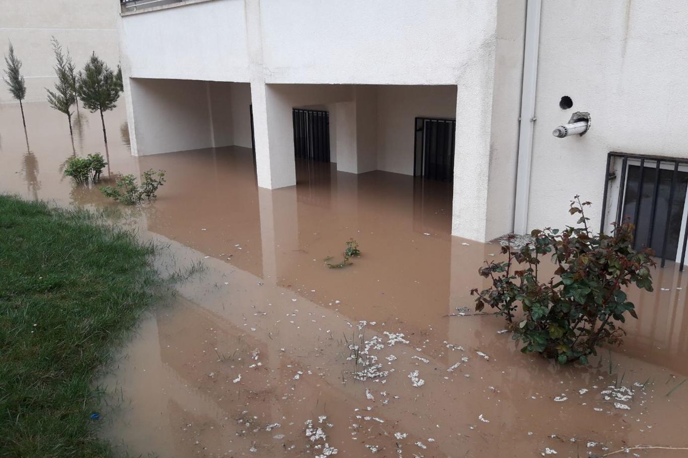 Kapıcı dairesi sel suları altında kaldı 